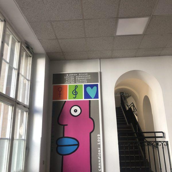 Kleine Seitentreppe im Schulfoyer.