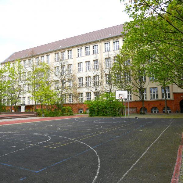 Ein Basketballplatz und eine Tartan-Bahn.