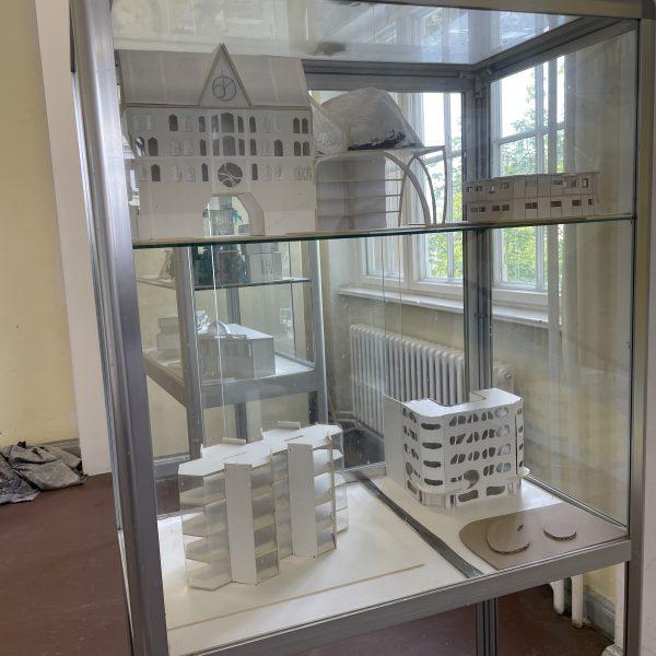 Ausstellung von Architekturmodellen des Kunstfachbereichs im Schulflur.