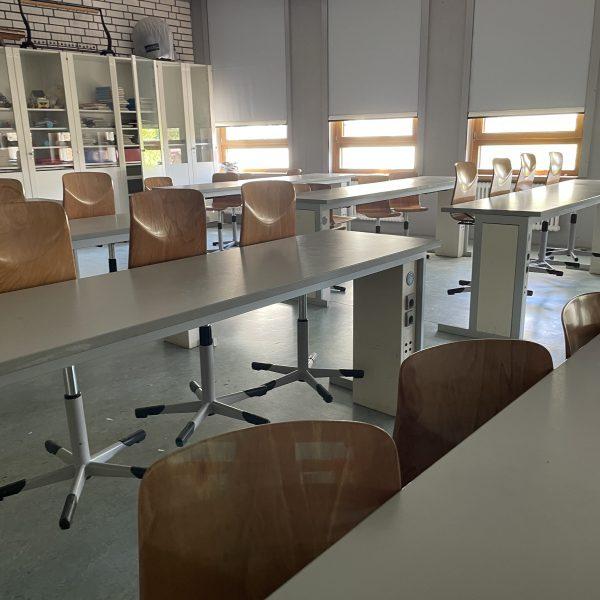 Unser moderner Physikraum im Neubau mit gut ausgestatteten Experimentierplätzen und Materialschränken.