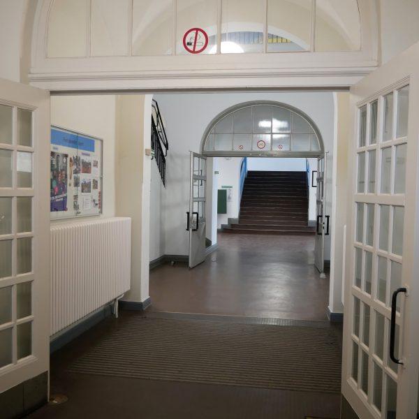 Weiße Sprossenfenster-Türen bilden den Eingang in unser großes Foyer.