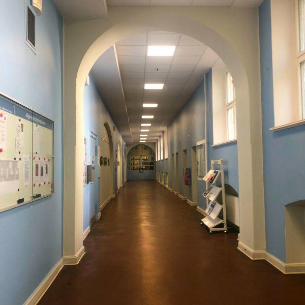 Im freundlich gestalteten Flur stehen Infomaterialien zum Ansehen und Mitnehmen bereit.