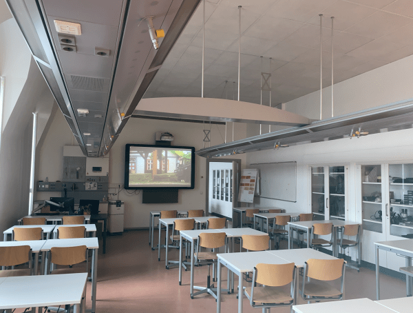 Fachraum mit modernen Zuleitungen für Experimente, interaktivem Whiteboard und neuen Materialschränken.