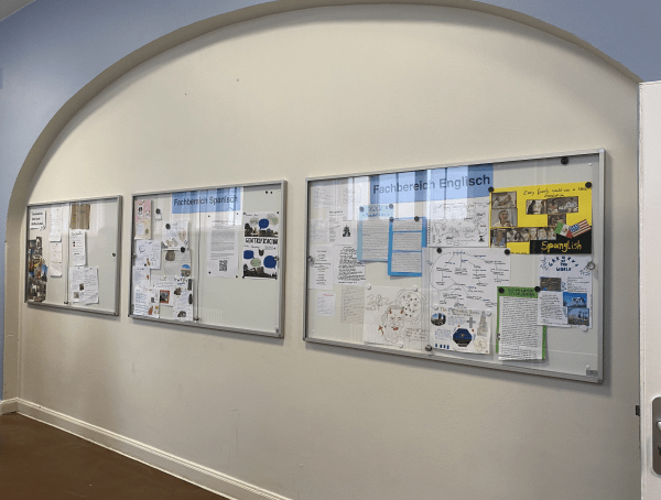 Hier werden Unterrichtsergebnisse ausgestellt.