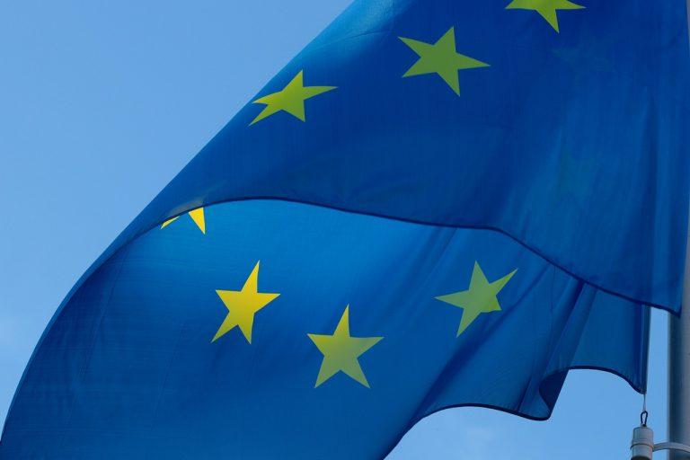Europäischer Austausch ist uns wichtig. Hier weht eine große EU-Fahne.