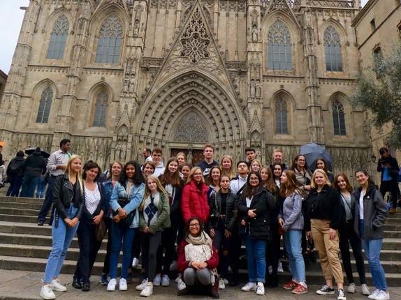 Große, fröhliche Schülergruppe unserer Schule vor der Kathedrale in Barcelona.