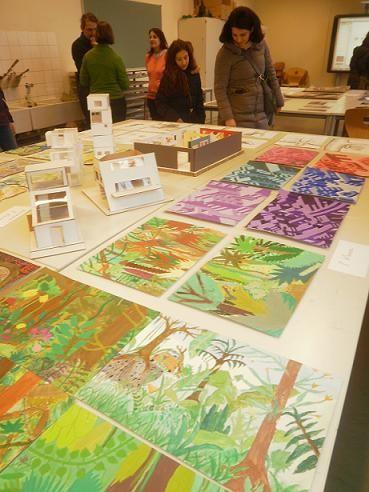 Ausstellung vielfältiger Kunst-Unterrichtsergebnisse am Tag der offenen Tür.