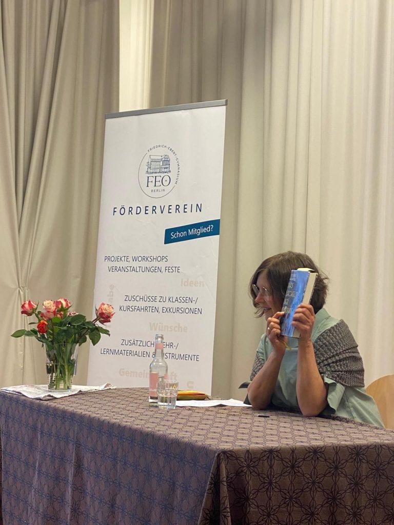 Spannende Lesung für Eltern: Stefanie Gerhold an der FEO